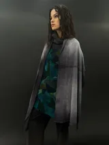 Bufanda gris de tejido fino y suave 100% lana merino teñida con técnica tie dye.