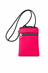 Bandolera pequeña color fucsia con correa ajustable negra. Cuenta con un compartimento principal con cierre y dos bolsillos frontales con cierre.