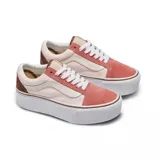 Championes Vans modelo Old Skool Stackform con plataforma alta. Presentan un diseño multicolor en tonos crema, terracota y marrón, confeccionados en una combinación de lona y gamuza. Incluyen la icónica banda lateral de la marca y cordones blancos.
