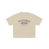 Remera de corte oversize color beige con estampa gráfica en la espalda que incluye el logo de la marca y una frase inspiracional.
