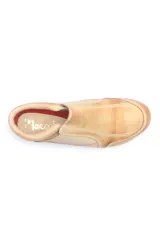 Zapato bajo de cuero color beige, con paneles elásticos laterales para un calce fácil y suela de goma dentada con logo grabado en el talón.