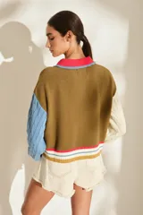 Cardigan de punto con diseño tricolor, de corte relajado, manga larga de tejido trenzado en contraste de color, cuello solapa tipo polo y cierre frontal de botones.