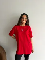 Remerón de algodón color rojo, de corte oversize y manga corta, con pequeño bordado blanco en el pecho.