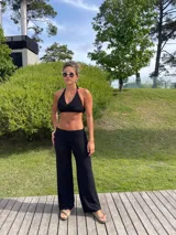 Pantalón negro de corte palazzo.