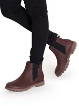 Botin Chelsea de Caterpillar para mujer, modelo Colorado W S Chelsea, confeccionado en cuero nobuk texturizado de color marrón. Presenta elásticos laterales negros con el logo de la marca impreso, punta redonda y suela de goma gruesa con tacos para mayor tracción.