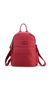 Mochila capitoneada color verde oscuro de nylon, con apertura superior con cierre y tiradores metálicos, bolsillos internos, bolsillo con cierre metálico al frente, correa corta de mano y correas de galón regulables para colgar en la espalda.