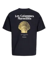 Remera de algodón con calce holgado, cuello redondo y mangas cortas. Presenta un pequeño logo estampado en el pecho y una estampa grande en la espalda con impresión de goma suave al tacto.