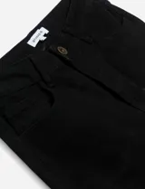 Pantalón de jean azul oscuro, corte slim fit.