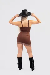 Vestido corto al cuerpo de seda con lycra, color negro, con breteles finos y detalle de ruedo asimétrico con puntilla transparente.