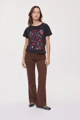 Pantalón de tiro medio y calce wide leg, de color marrón, con diseño de cinco bolsillos y terminación lisa.