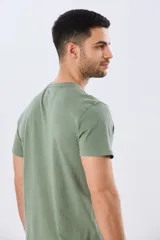 Remera básica azul marino de manga corta, con escote en V, calce cómodo y detalle de logo bordado en el pecho.