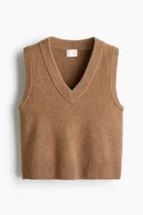Chaleco corto de punto suave con escote en V, sisas y bajo acanalados.