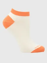 Calcetín corto tipo soquete color crema con detalles en naranja en el puño, talón y puntera. Incluye logo de la marca estampado en la zona de los dedos.