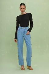 Pantalón de denim estilo wide leg en color azul claro, con tiro alto y detalle de botones dorados decorativos a lo largo de las costuras laterales de las piernas.