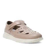 Sandalias de cuero color marrón con diseño calado en la parte superior, cierre de velcro lateral y suela de goma blanca.