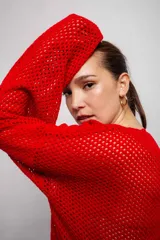 Sweater rojo de tejido calado con transparencia, de acrílico.