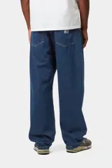 Pantalón de denim azul oscuro con corte holgado, bolsillos traseros y etiqueta de la marca en el bolsillo derecho.