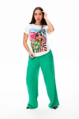 Remera blanca con estampado de una mujer sentada en una silla de playa.