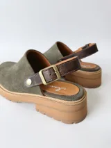 Zuecos de cuero color verde seco, con hebilla lateral y suela de goma.