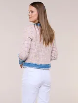 Chaqueta de tweed multicolor con textura tramada y detalles de denim deshilachado en la solapa, bolsillos y puños. Cuenta con escote redondo, frente abierto y bolsillos frontales.