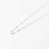 Gargantilla de plata 925 con diseño de cadena de eslabones intercalados con pequeñas piezas cilíndricas.