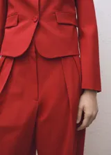 Pantalón de vestir rojo de corte wide leg, tiro alto y detalle de pliegues.