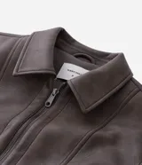 Campera de poliuretano con acabado lavado, diseño de corte regular, cuello camisero, cierre frontal, puños y cintura con rib elástico.