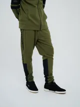 Pantalón jogger deportivo Umbro para hombre, de color negro, corte ajustado, con bolsillos laterales y cintura elástica con cordón ajustable.