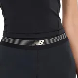 Calza deportiva New Balance de color negro, con cintura elástica de tiro alto que presenta detalles de líneas horizontales blancas y el logo de la marca en el centro.