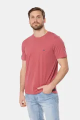 Remera básica de algodón color azul marino, de manga corta, con cuello redondo y logo bordado en el frente.