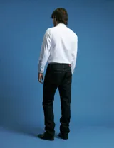Pantalon denim de corte recto y cinco bolsillos, con cierre de botones y remaches metálicos en tono plata viejo.