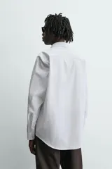 Camisa slim fit de algodón color celeste, con cuello italiano, manga larga y puños con botón. Cierre frontal de botonadura.