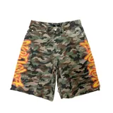 Short cargo de corte holgado con estampado camuflado, bolsillos laterales con solapa y diseño de grafitis en tonos amarillo y rojo a los lados.