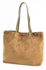 Bolso tipo tote de gran tamaño confeccionado en material sintético con acabado efecto gamuza en color tostado. Presenta doble asa larga en tono contrastante y placa metálica pequeña con logo de la marca en la parte frontal.