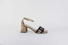 Sandalias doradas con taco bloque de 5 cm y capellada combinada en dorado y negro.