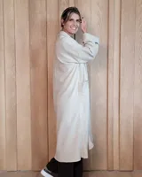 Sacón largo de punto abierto, confeccionado en lana, con diseño holgado, mangas anchas y cuello tipo solapa.