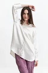 Camisa color verde oliva de manga larga confeccionada en tela satinada.