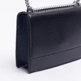 Sobre de mano color negro con textura granulada, solapa frontal y correa de cadena metálica plateada con detalle de cuero en el hombro.