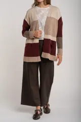Cardigan abierto de punto con diseño de bloques de color en tonos beige, marrón y bordó. Presenta mangas largas, corte recto y bolsillos frontales aplicados.