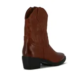 Bota tejana de caña baja color tostado, con detalles bordados en la caña y en la puntera. Cuenta con taco cuadrado y tirador lateral.