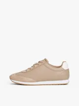 Zapatillas de corte bajo Tommy Hilfiger confeccionadas en piel napa color beige. Presentan paneles con mezcla de texturas, cordones tonales, suela de EVA blanca y detalle de contraste en el talón. Incluyen logo metálico de la marca en el lateral.