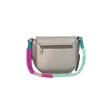 Cartera tipo bandolera negra de formato compacto, con solapa frontal, líneas curvas y correa de hombro tejida multicolor en tonos turquesa y fucsia.