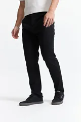 Pantalón chino de hombre color azul marino, confeccionado en gabardina con fit regular. Cuenta con bolsillos, cremallera y logo bordado.