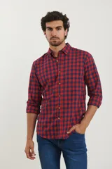 Camisa a cuadros rojos y azules con cuello abotonado y mangas largas.