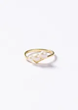 Anillo de plata 925 con baño de oro 18k, presenta tres perlas de río naturales de distintos tamaños y pequeños detalles de zirconias incrustadas en la base.