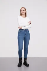 Pantalon jean de corte skinny y tiro alto, color azul clásico con costuras en tono ocre.