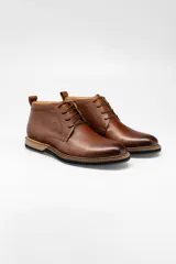 Bota acordonada marrón de cuero con suela de goma.