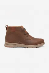 Botas Freeway modelo Encore de caña baja, color marrón, confeccionadas en cuero con cordones a tono y suela de goma estructurada. Presenta un pequeño parche lateral grabado con la marca.