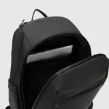 Mochila deportiva negra de diseño minimalista, con múltiples compartimentos, incluyendo espacio térmico para raquetas, bolsillo inferior ventilado para calzado y compartimento interno para laptop.