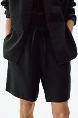 Short de lino y viscosa color negro, de corte relajado, con cintura elástica y cordón de ajuste.